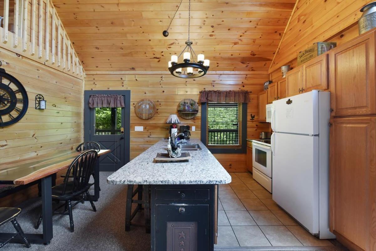 Ryes And Shine Bootlegger'S Cabin! Hot Tub* Pool* Arcade* Billiards *Ev * Pet Friendly Sevierville Exterior foto